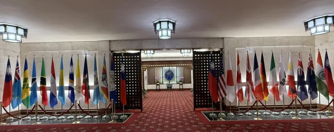 外交部正門口1日新增12面包括G7國以及印太國家國旗，外交部長林佳龍希望藉此凸顯拓展台灣國際外交空間的決心（攝自外交部次長吳志忠臉書）