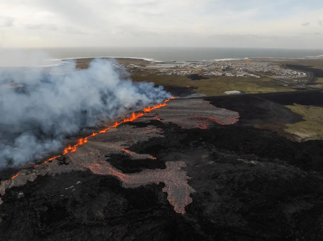 冰島的松德努庫爾火山再度噴發。圖為敘恩茲努克斯火山口群(Sundhnuksgigar)4月時爆發的情景。(資料照/美聯社)