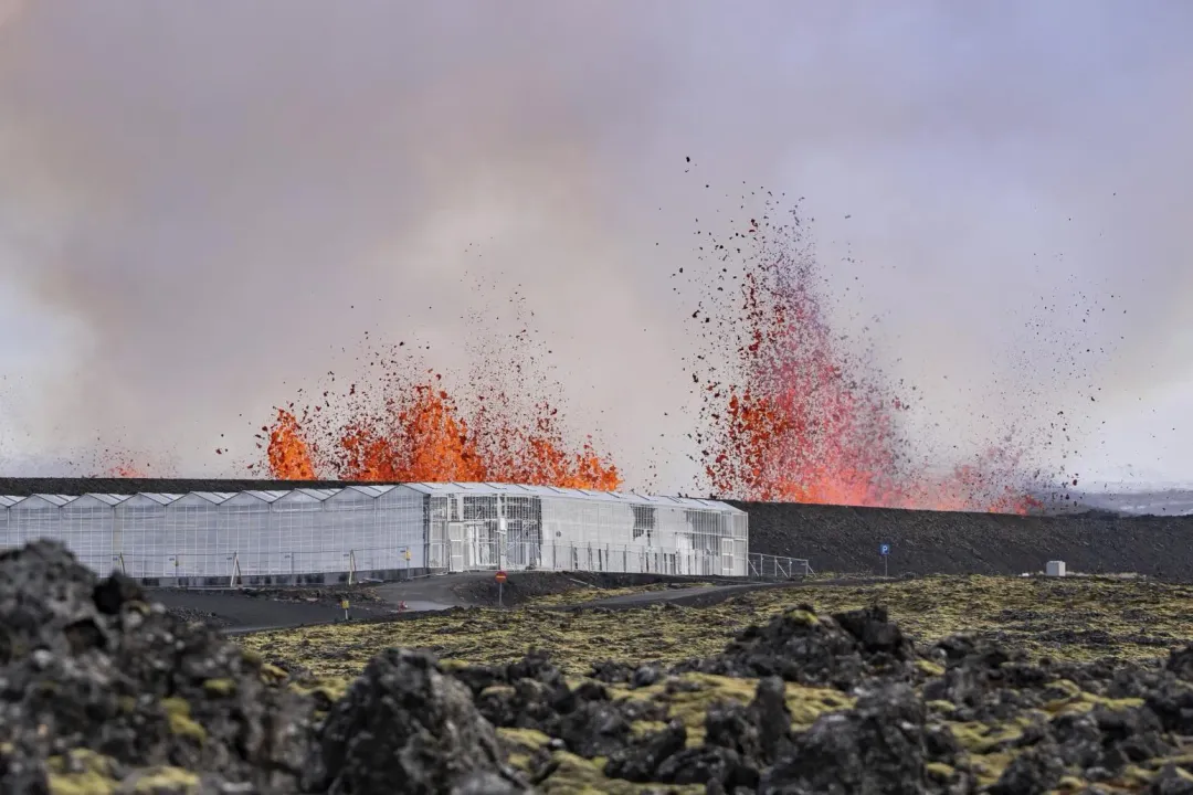 冰島西南部的敘恩茲努克斯火山口群1日爆發。(圖/美聯社)