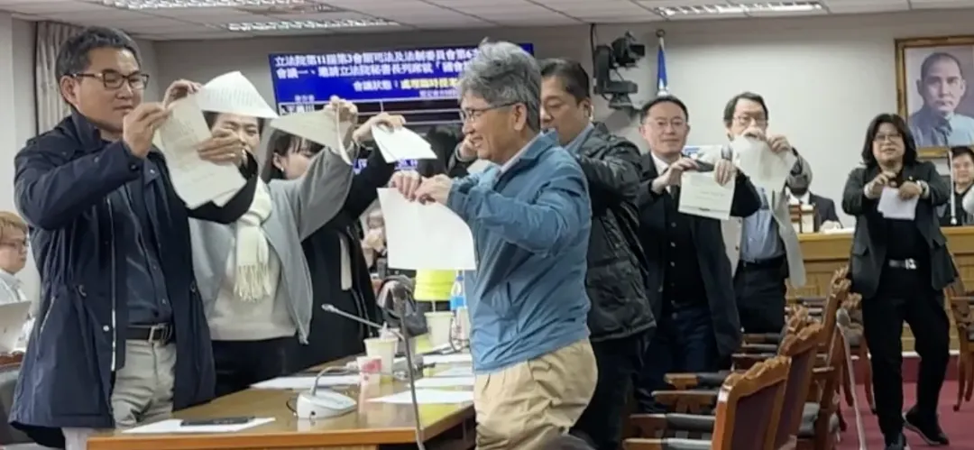 綠委在王義川號召下，全部起身手撕韓國瑜聲明。（圖／黃詩崴攝）