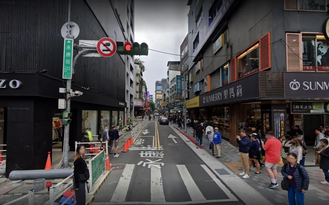 永康街商圈入口的女裝服飾店已歇業,傳出房東漲房租,從過去約80萬元一路攀升至110萬元。(圖/翻攝自Google maps)