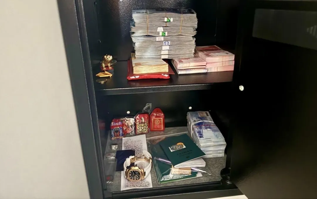 警方查扣大量現金及名錶等證物。（圖／翻攝畫面）