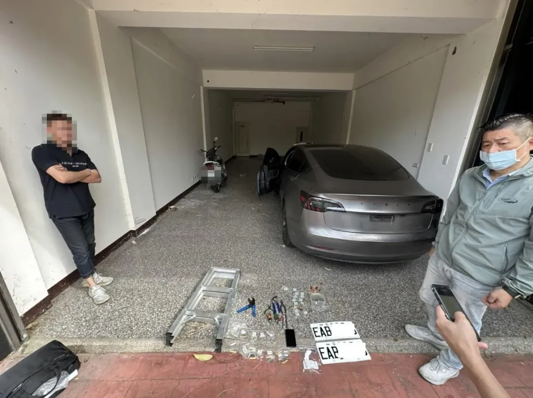 警方持搜索票找到各式作案工具,以及林嫌「跑客戶」時躲警察用的假車牌。(圖/翻攝畫面)