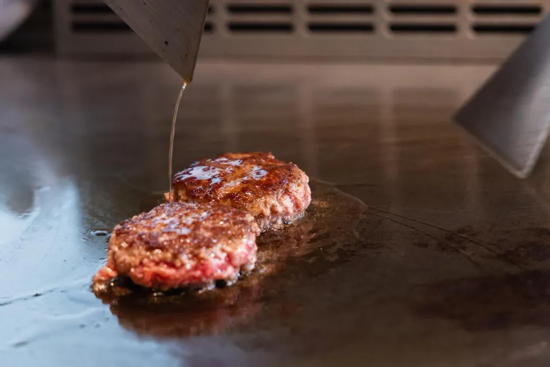 「旨醞」平日精選套餐〈A5和牛漢堡〉和牛絞肉。（圖／饗賓集團提供）