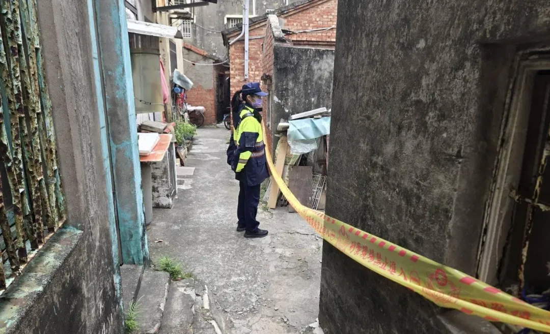 嘉義布袋發生男嬰遭棄屍案件警方封鎖現場。（圖／翻攝畫面）