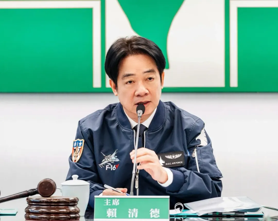 身兼黨主席的賴清德總統今（２日）穿空軍飛行夾克主持民進黨中常會。（圖／民進黨提供）