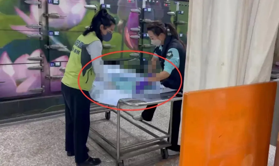 男嬰屍體被移置殯儀館相驗。（圖／翻攝畫面）