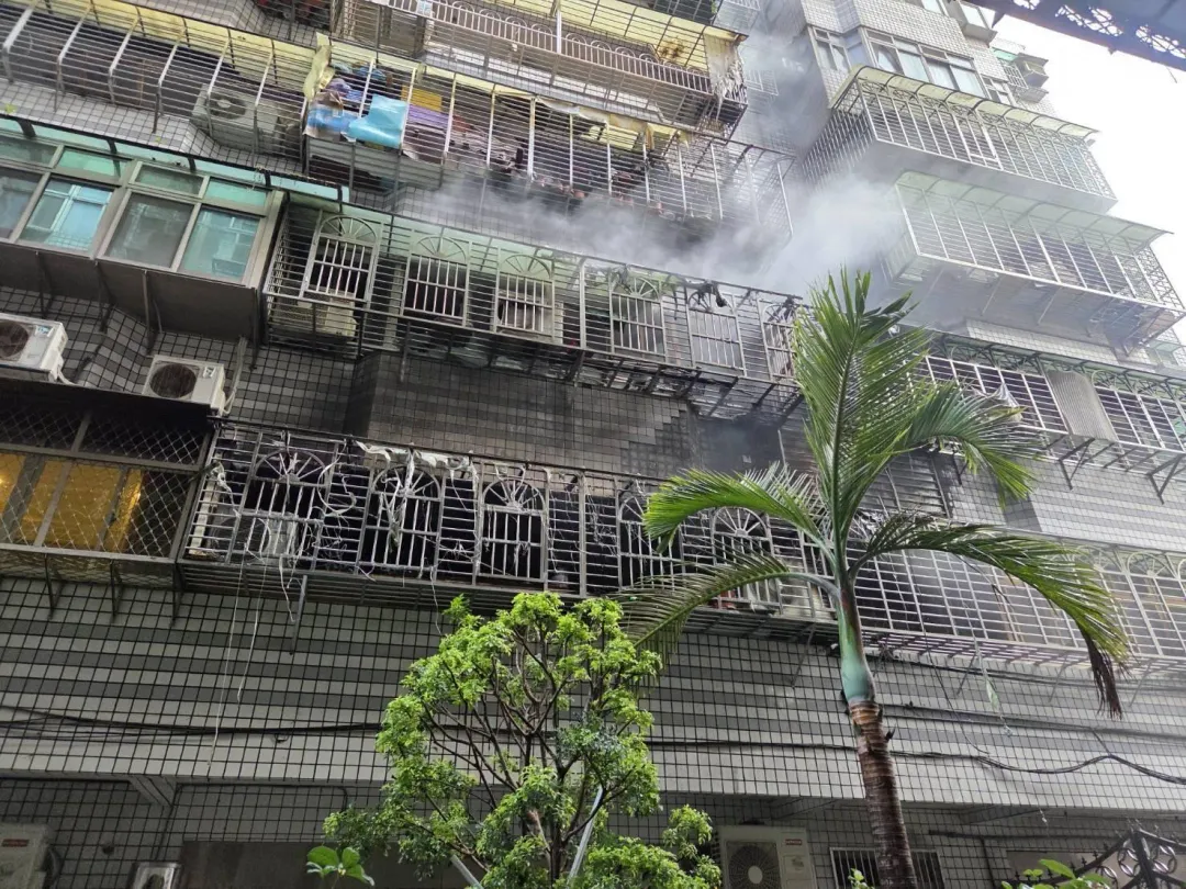 三重長安街民宅火警。（圖／翻攝畫面）