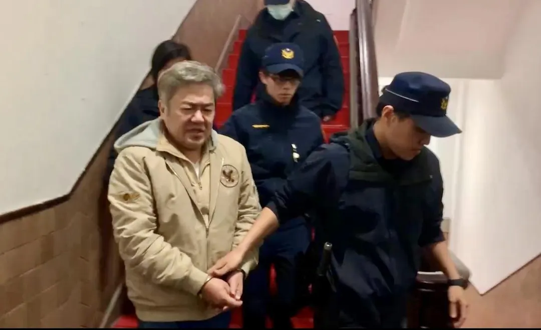 遠東航空董事長張綱維涉掏空遠航，一審判決合計15年，並加裝電子腳鐐防逃。（圖／翻攝畫面）