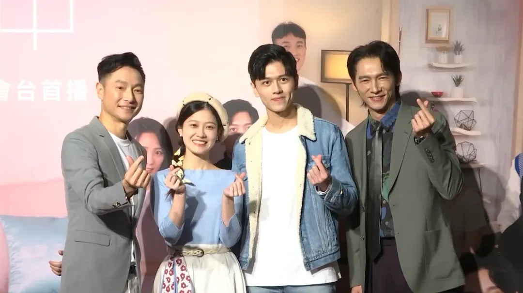 謝祖武（左起）、柳姿廷、郭鎮奇、温昇豪2日出席《戀愛，重修中》首映記者會。（圖／中天新聞）