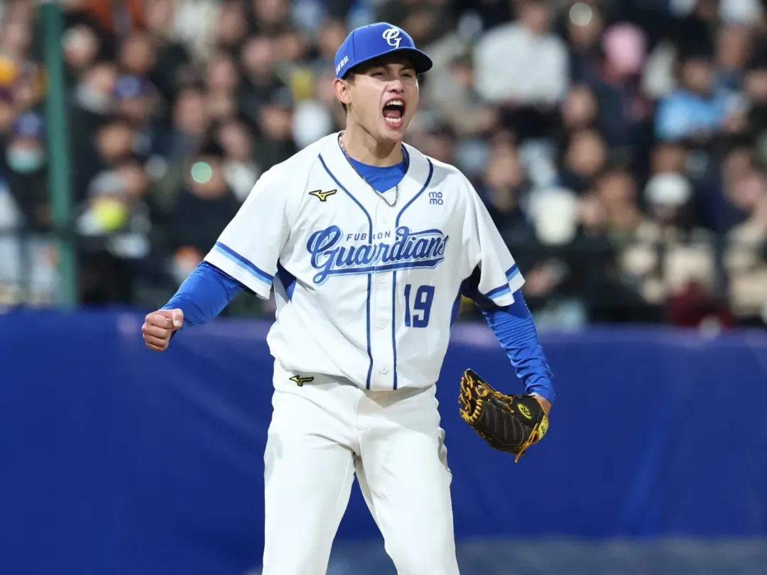 張奕中職生涯初先發就奪勝。（圖／翻攝自富邦悍將臉書）