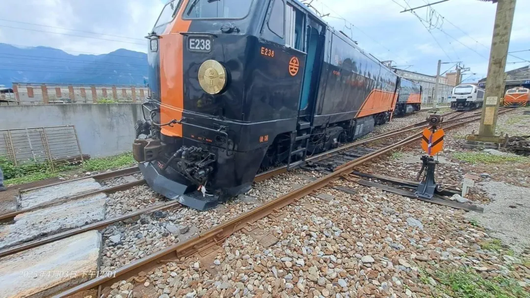 今（3）日上午清明連假首日，花蓮車站傳出鳴日號列車的車頭要進車庫時發生脫軌。（圖／翻攝畫面）