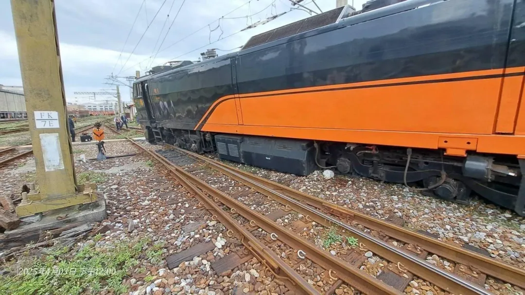 今（3）日上午清明連假首日，花蓮車站傳出鳴日號列車的車頭要進車庫時發生脫軌。（圖／翻攝畫面）