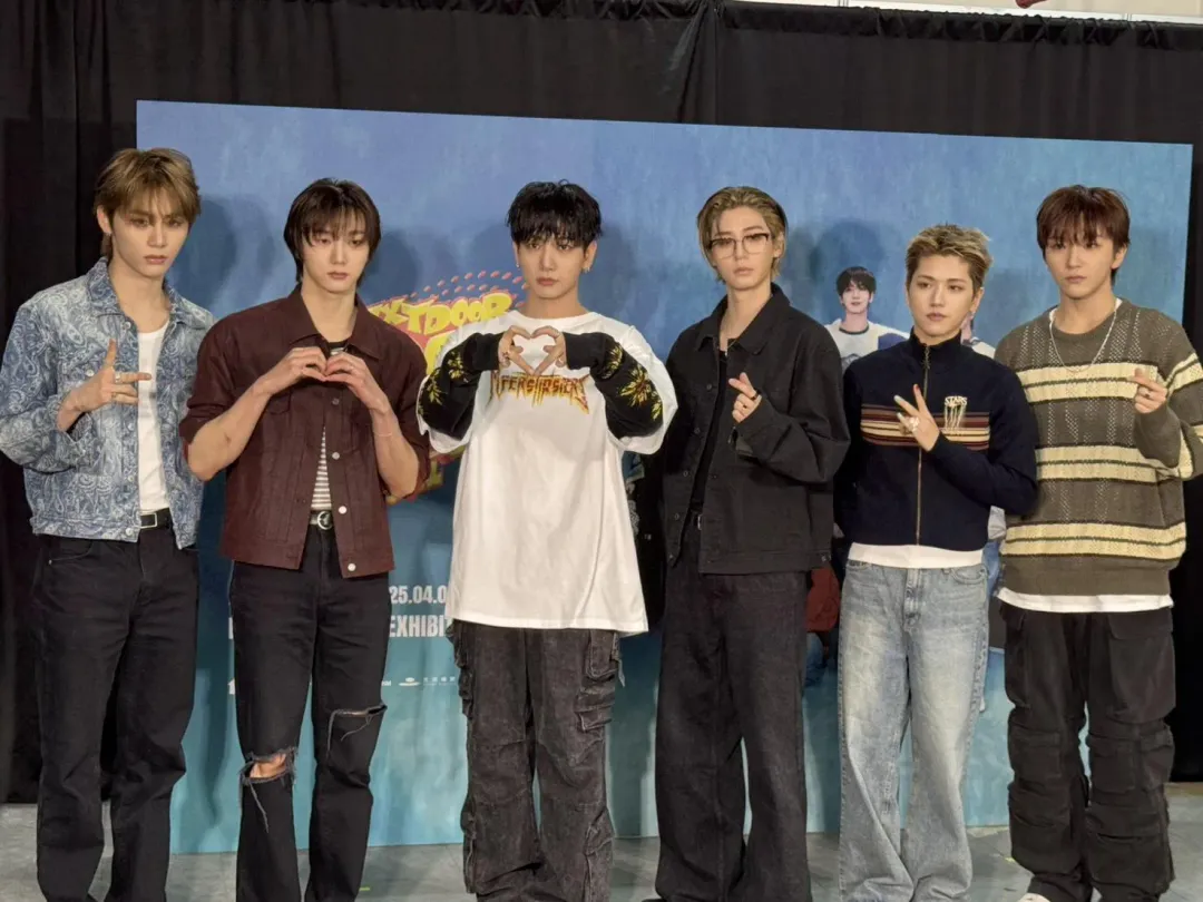 BOYNEXTDOOR（左起：TAESAN、SUNGHO、JAEHYUN、LEEHAN、RIWOO、WOONHAK）喊話：「希望下次可以挑戰台北大巨蛋」。（圖／楊進明 攝）