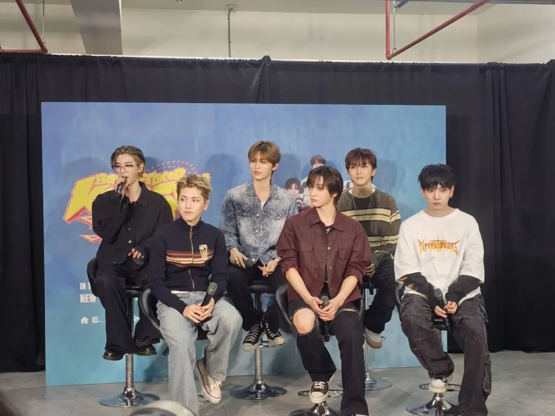 BOYNEXTDOOR（後排左起：LEEHAN、TAESAN、WOONHAK，前排左起：RIWOO、SUNGHO、JAEHYUN）大秀中文。（圖／記者黃玉婷 攝）