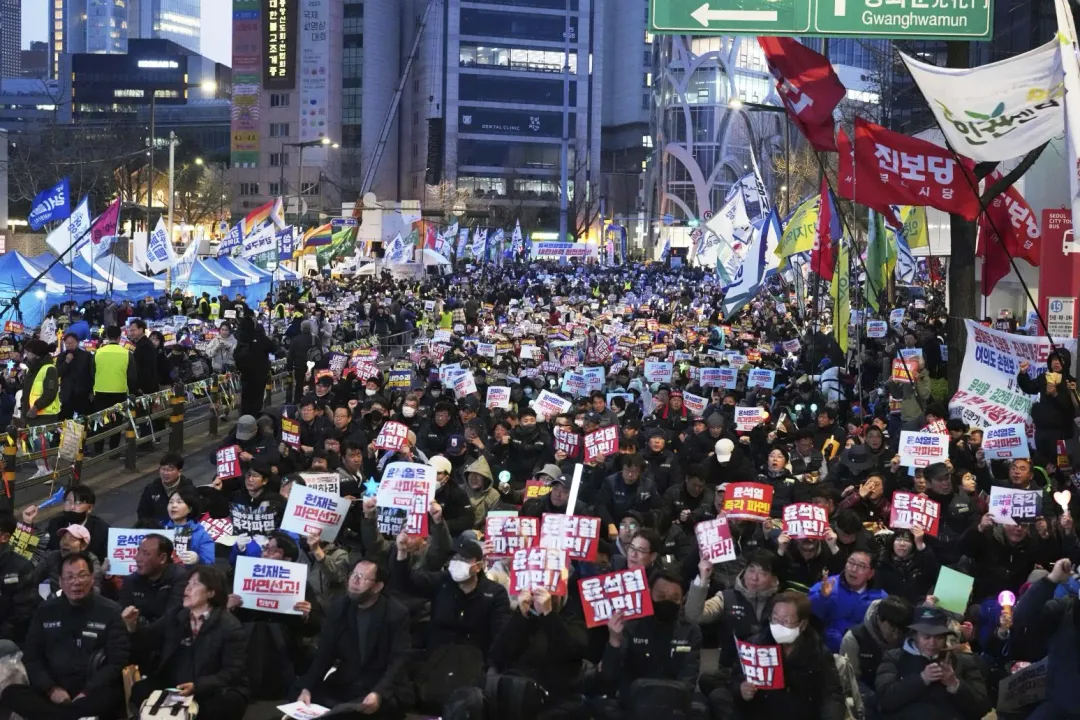 4月3日，抗議者在憲法法院附近舉行集會，要求尹錫悅下台。（圖／美聯社）