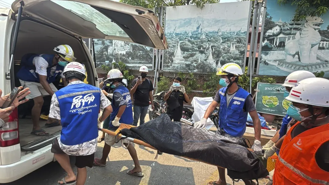 4月3日,救援人員從瓦城倒塌的建築物中抬出一具遺體。(圖/美聯社)