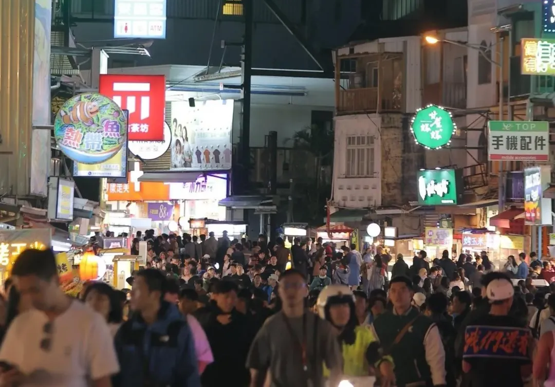 當地店家「恆春陳海鮮餐廳」昨(3)日晚間PO出墾丁大街滿是逛街人潮的照片。(圖/翻攝自「恆春陳海鮮餐廳」臉書)