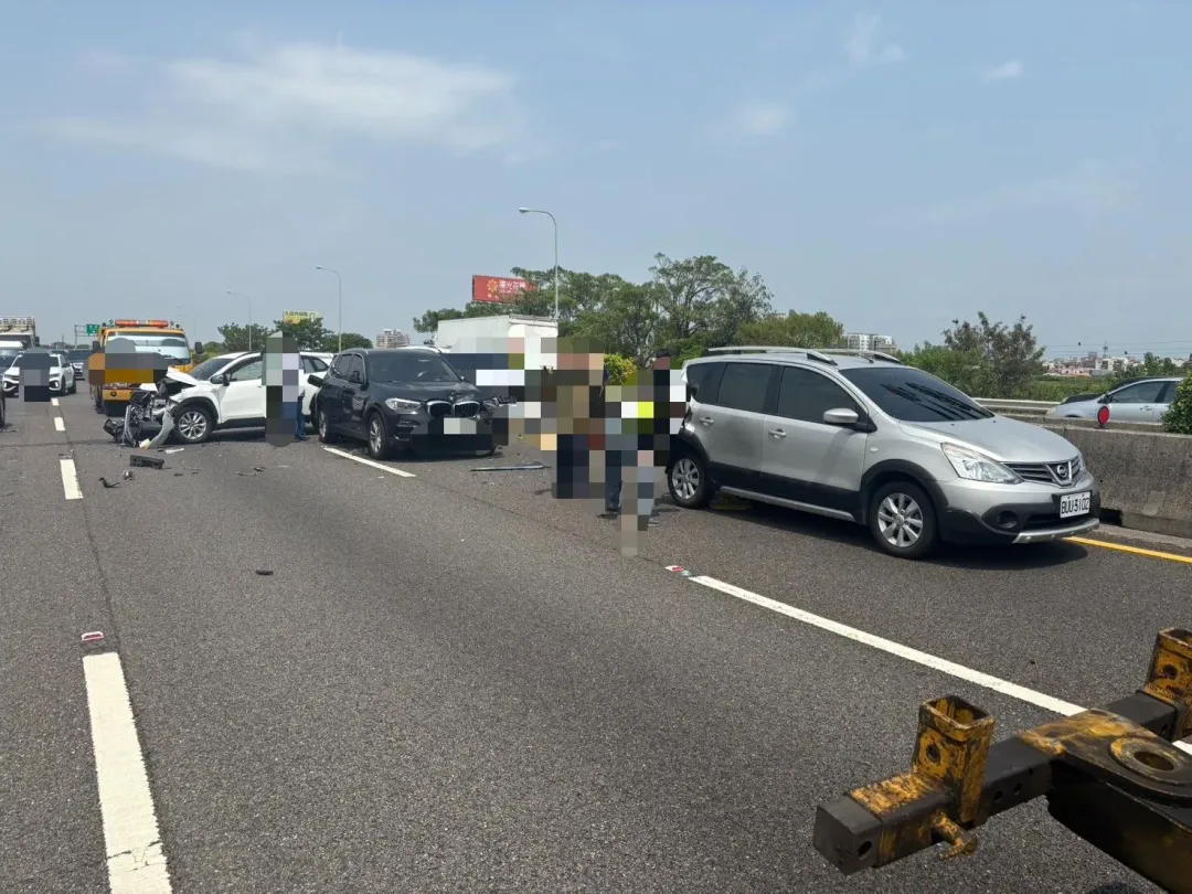 白車BMW車頭全毀。（圖／國道警察第四公路警察大隊提供）