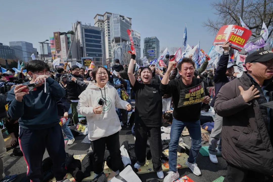 尹錫悅彈劾案宣判後，抗議民眾情緒激動。（圖／美聯社）