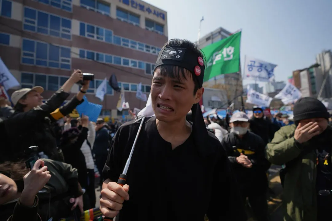 尹錫悅彈劾案宣判後，抗議民眾情緒激動。（圖／美聯社）