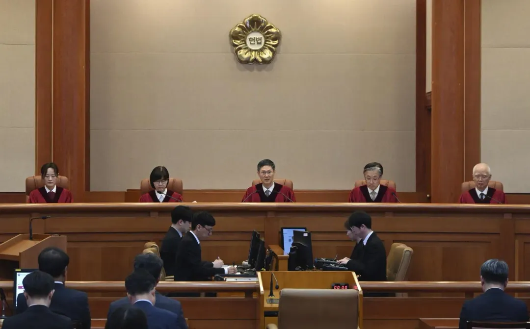 憲法法院代理院長文炯培宣讀彈劾案裁決書。（圖／美聯社）