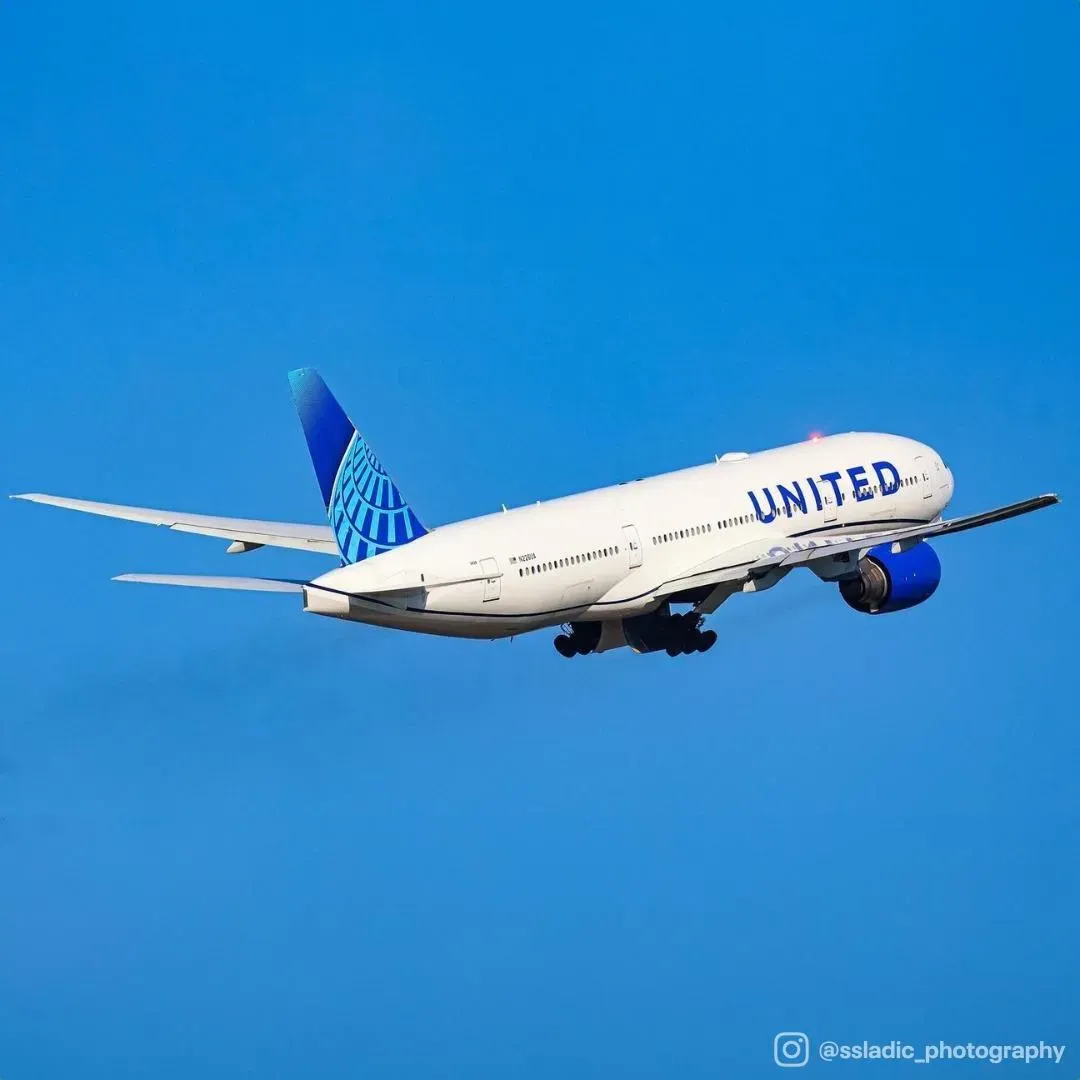 美聯航一架客機傳出廚房烤箱冒煙。（示意圖／翻攝臉書「United」）