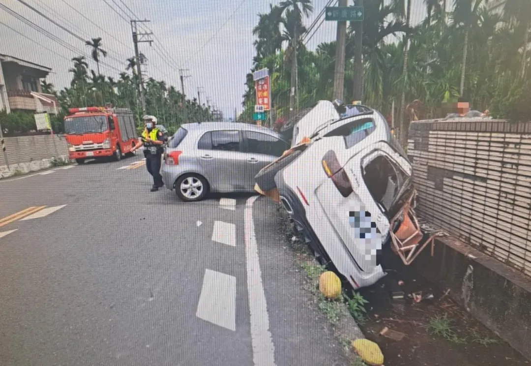 賓士汽車側翻卡在民宅圍牆和排水溝之間。（圖／警方提供）