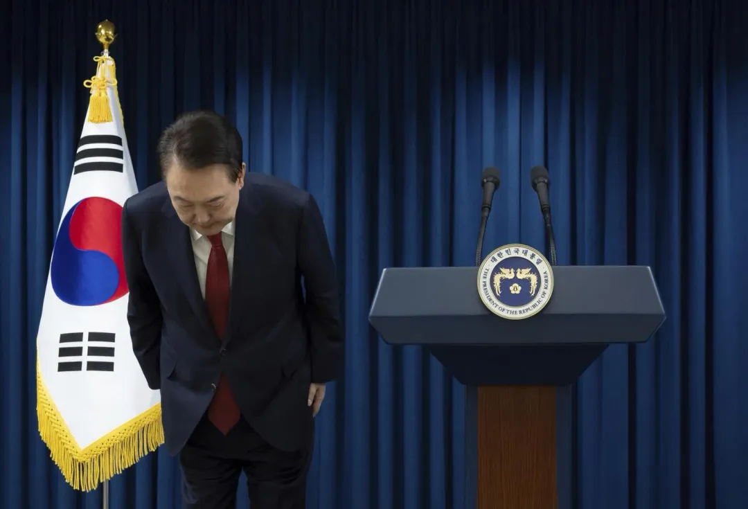 尹錫悅發表聲明回應憲法法院通過彈劾案。圖為去年12月7日，尹錫悅在全國演說為無預警宣布戒嚴向國民道歉。（圖／美聯社）