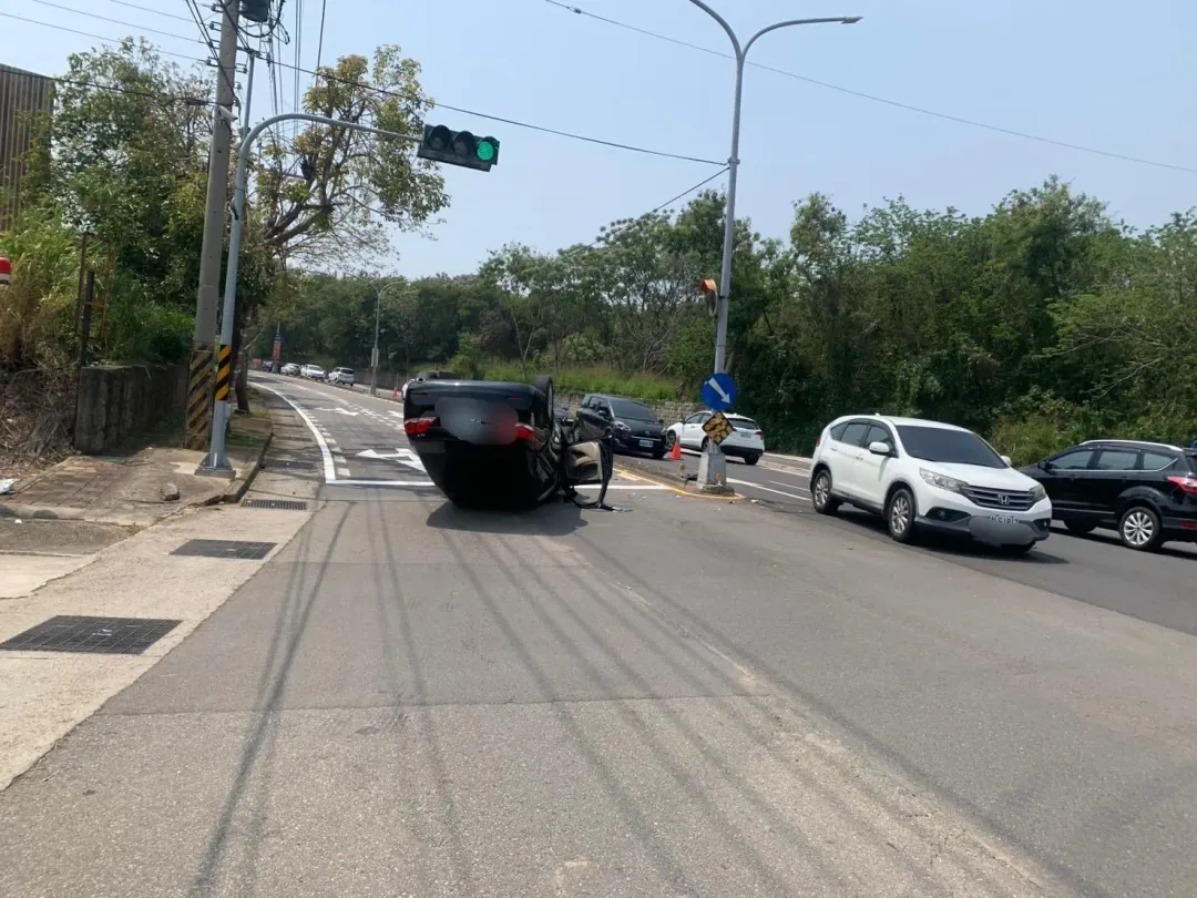賴男自述事發時於上班途中見手機從支架上滑下來，不慎分心突然向左閃避而導致自撞。（圖/警方提供）