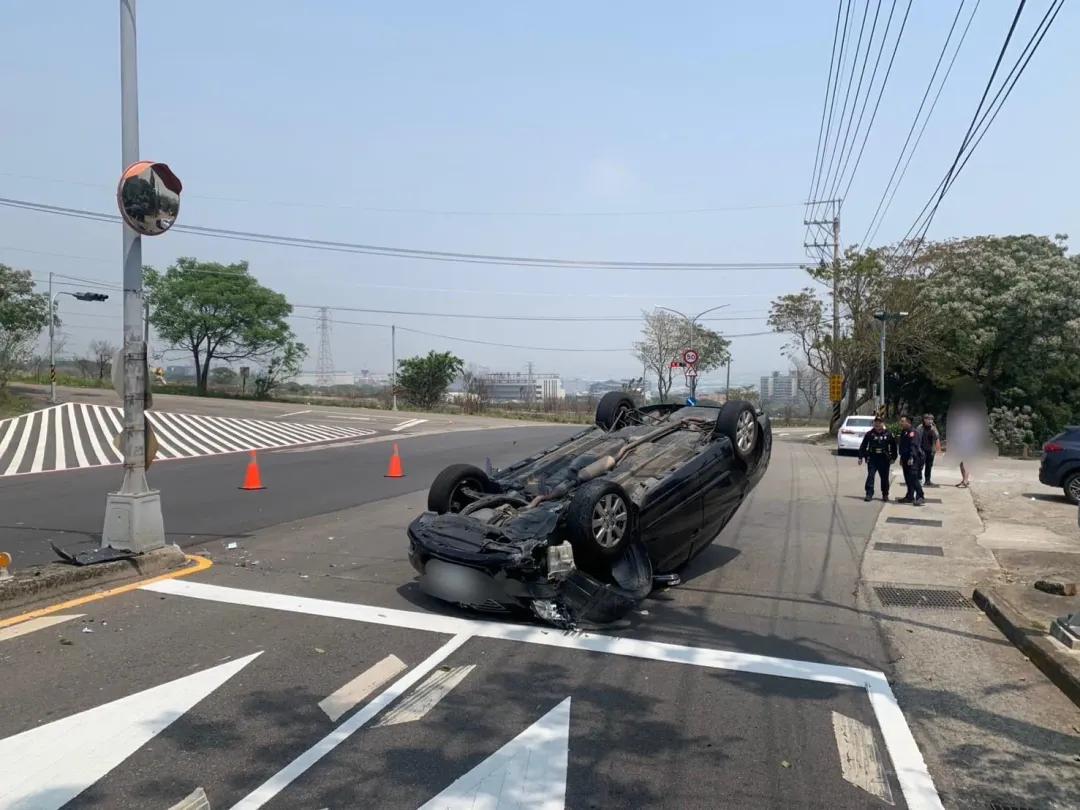 今（4）日中午12點10分，台中市西屯區發生一起自小客車自撞分隔島翻覆事件。（圖/警方提供）