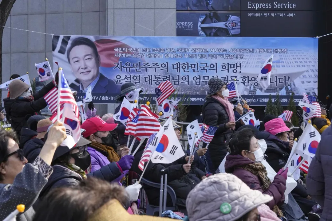 4月4日，尹錫悅支持者在總統官邸附近舉行集會，反對彈劾尹錫悅。（圖／美聯社）