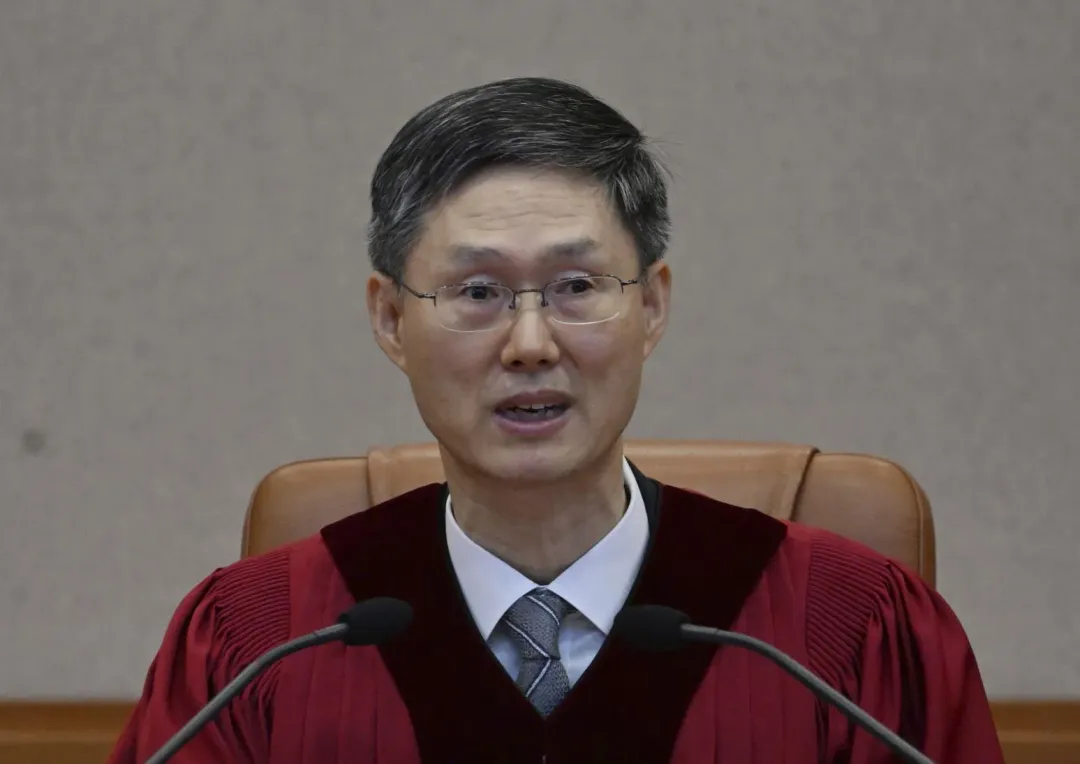 南韓憲法法院代理首席大法官文炯培宣讀尹錫悅彈劾案的裁決。（圖／美聯社）