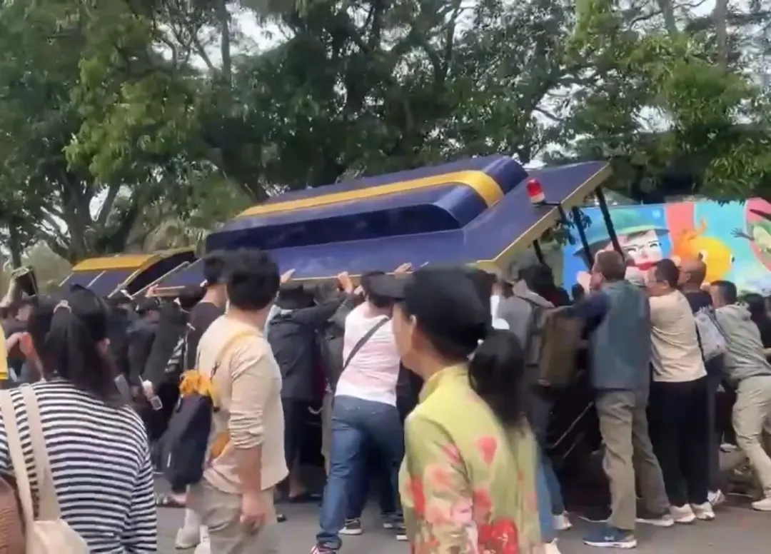 2025宜蘭綠博園區4日下午發生遊園小火車疑似煞車失靈，車身側傾壓倒7旬蘇姓老翁，眾人合力推倒車身將人救出。（圖／中天新聞）