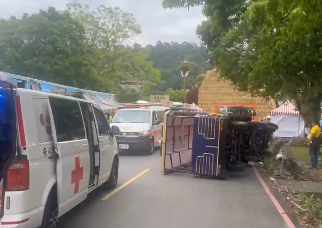 蘇翁當時被小火車撞倒並壓落路旁水溝，家屬質疑園區管理疏失害命。（圖／中天新聞）