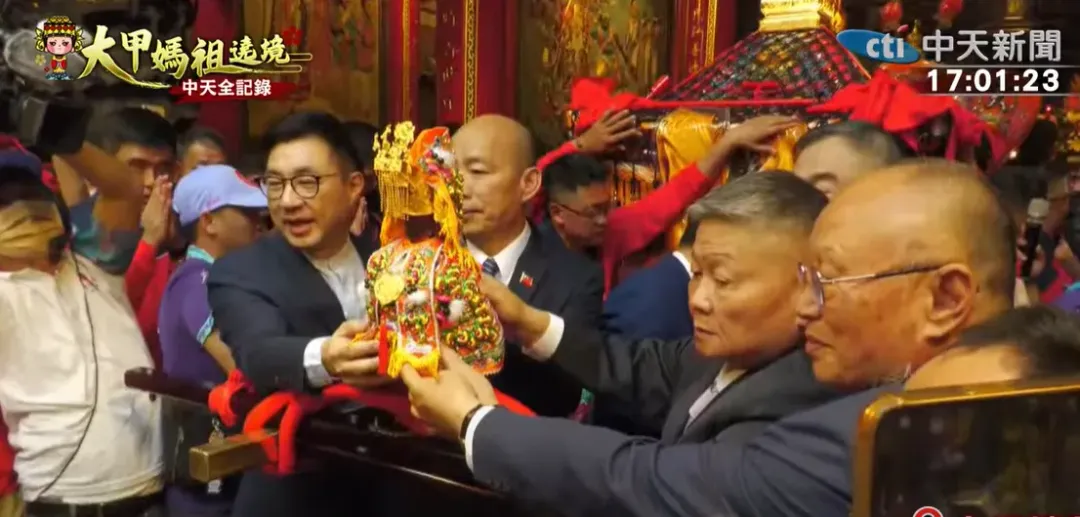 韓國瑜現身大甲鎮瀾宮,並主持媽祖上轎儀式。(圖/中天新聞)