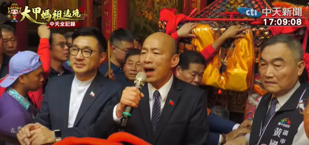 韓國瑜現身大甲鎮瀾宮,並主持媽祖上轎儀式。(圖/中天新聞)