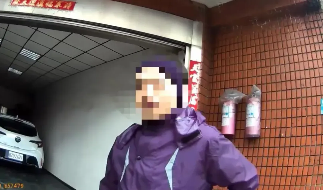男子沒戴安全帽還懸掛假車牌遭查獲。（圖／翻攝畫面）