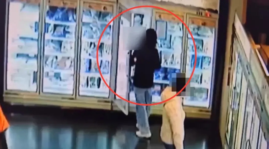 婦人竊取海鮮商品全被監視器拍下。(圖/翻攝畫面)