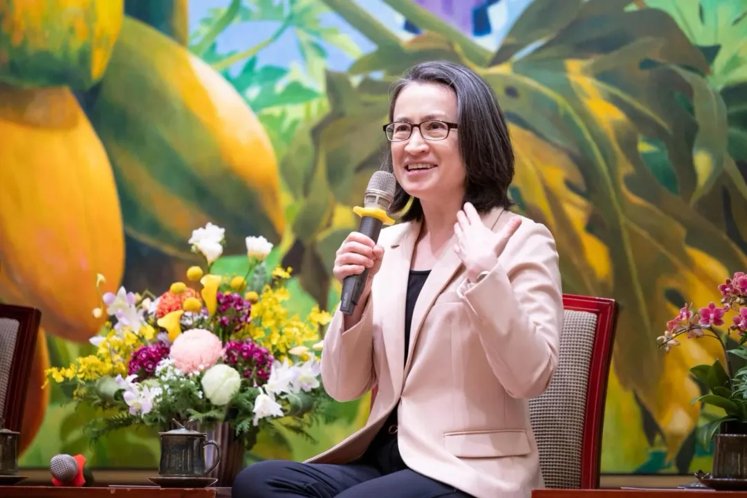 副總統蕭美琴分享自己拿潤餅的合影，引發外界討論。（圖取自蕭美琴臉書）