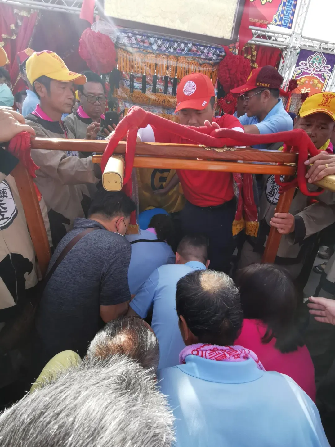 持進香旗或配戴平安符者，不得鑽轎。（圖／楊登嵙提供）
