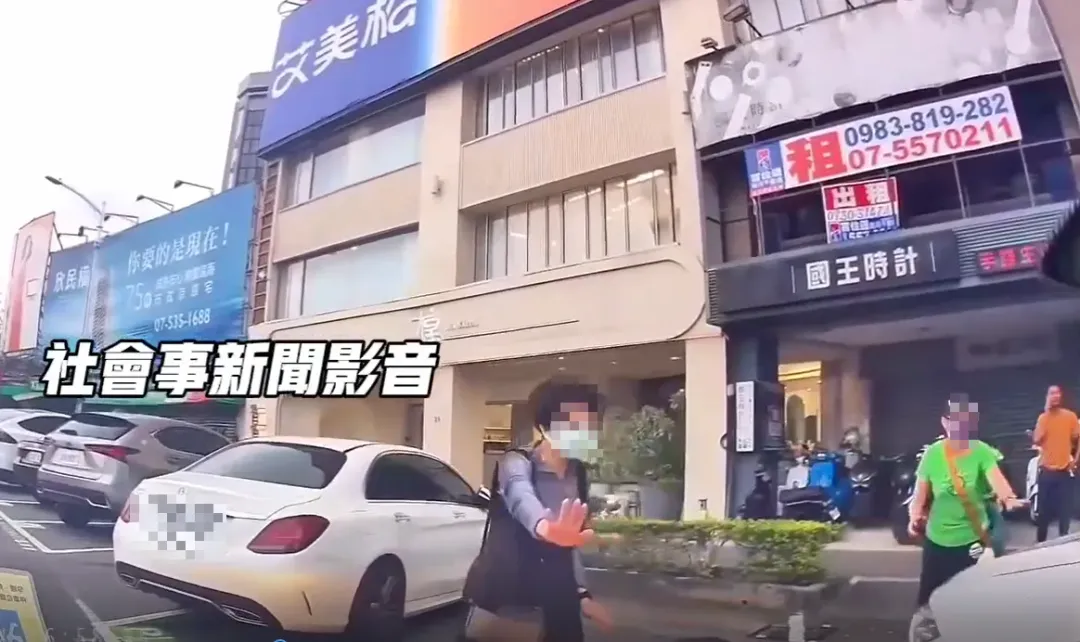 當事人準備駛入停車位時，竟被阿嬤伸手阻擋。（圖／社會事新聞影音）