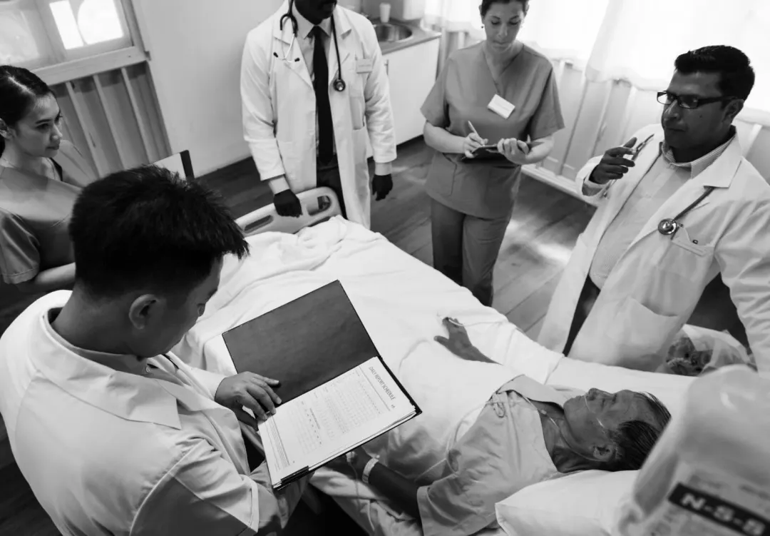 常見入住ICU的情況包括重大手術後恢復、敗血症、急性器官衰竭、心臟驟停、腦中風及嚴重外傷等。（圖／123RF）