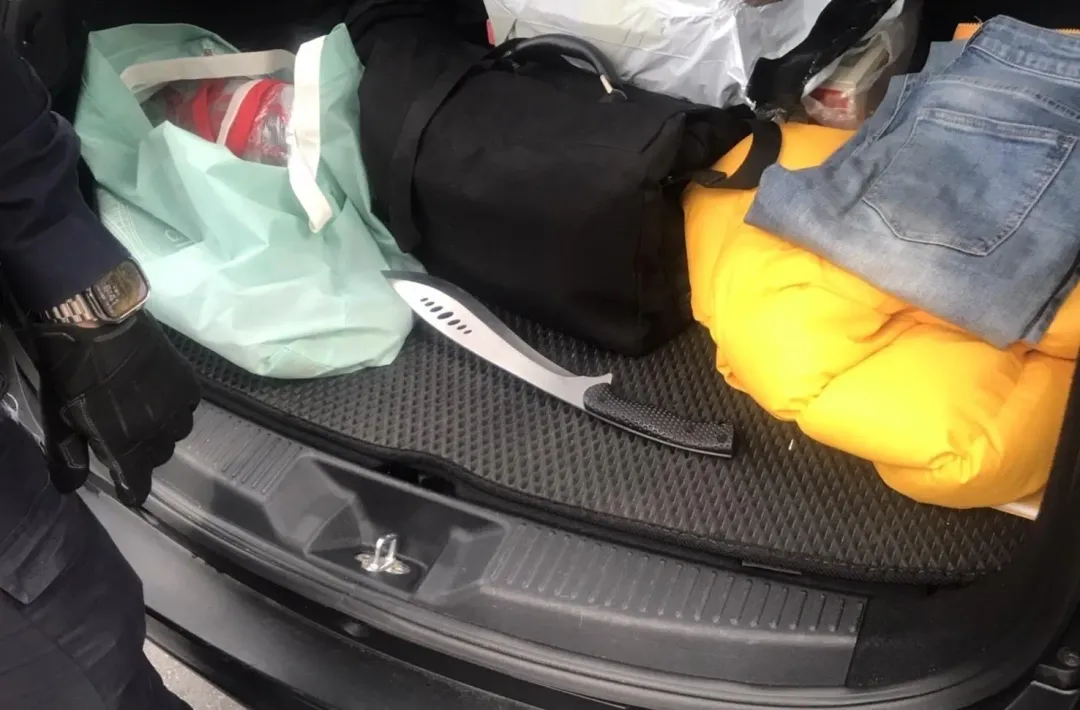 警方逮捕嫌犯查獲犯案用開山刀。（圖／翻攝畫面）
