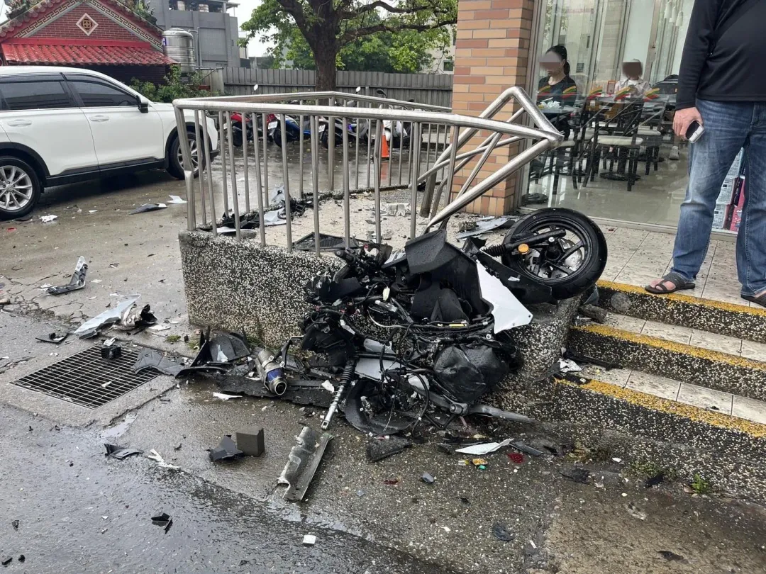 停在路旁的機車遭波及，整個撞爛成廢鐵。（圖／翻攝畫面）