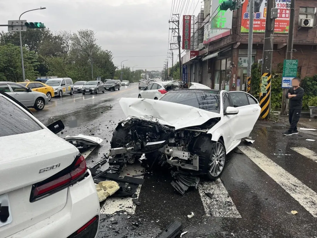 桃園市中壢區今日發生車禍。（圖／翻攝畫面）