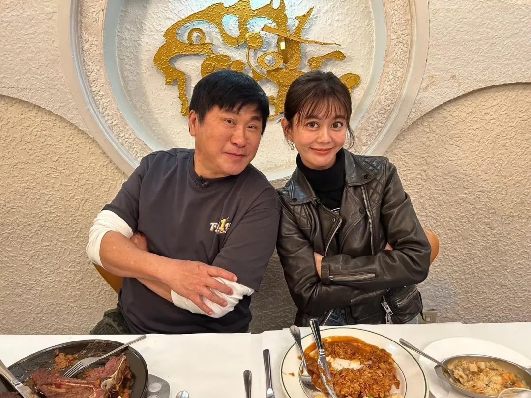胡瓜與白癡公主一同去西餐廳。(圖/下面一位提供)