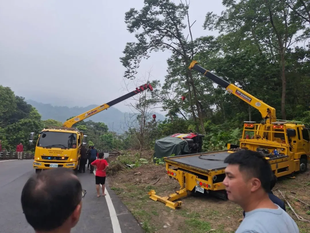 經過後續處理，該消防車已於下午順利吊離現場，未有任何人員傷亡。（圖/警方提供）