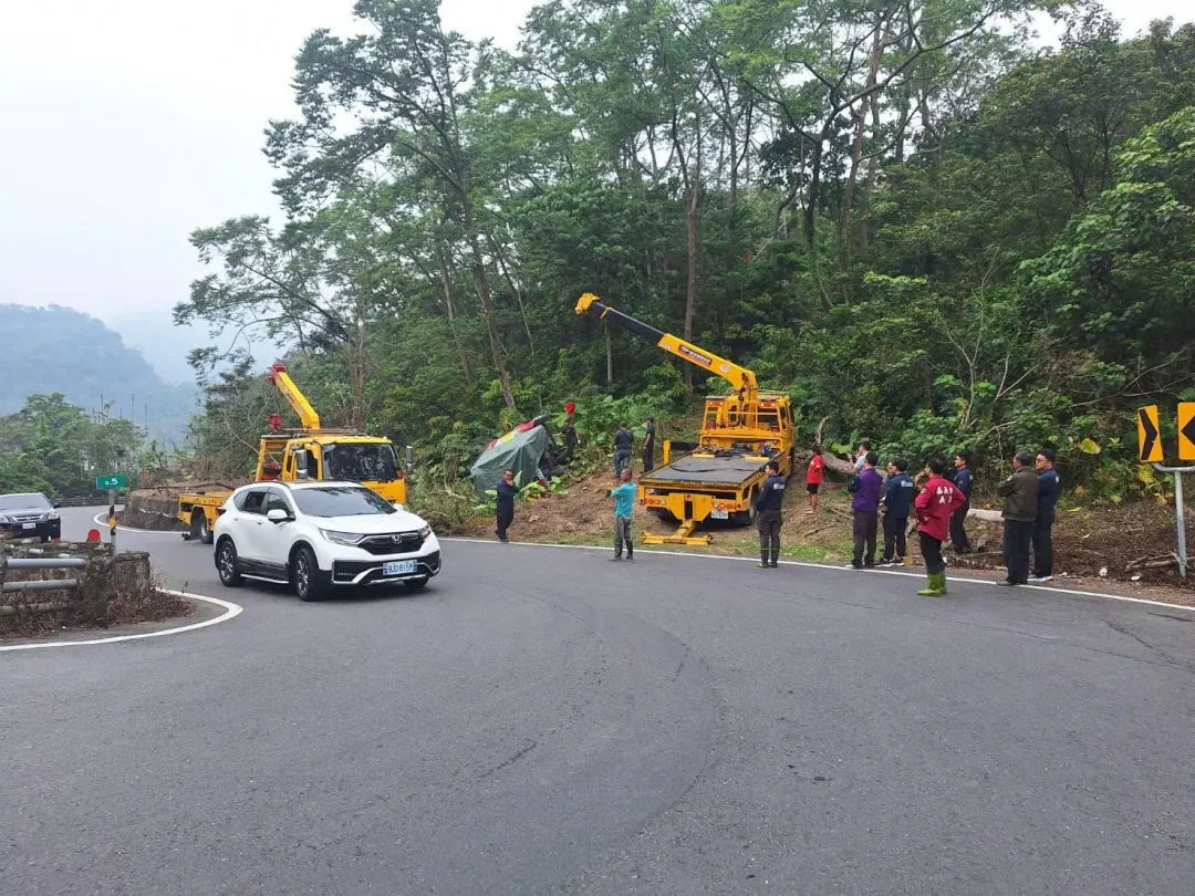 消防車疑似在與其他車輛會車時發生意外，不慎翻落至路邊的顛簸處。（圖/警方提供）