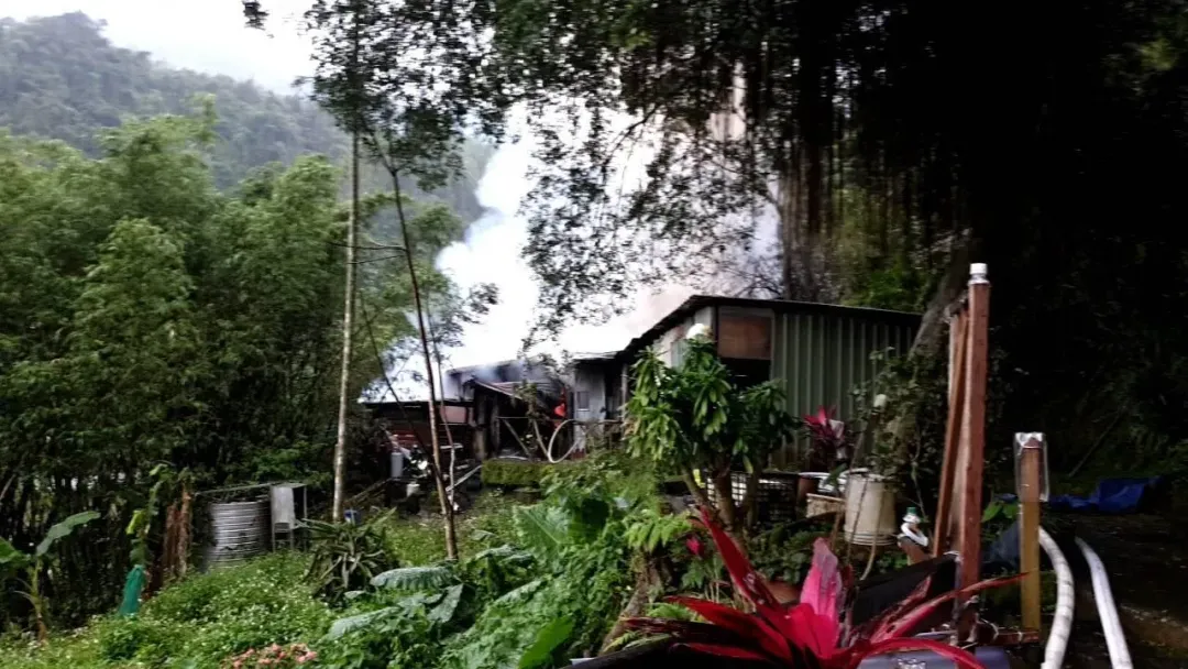 台北市象山下午發生一起鐵皮屋火警。（圖／翻攝畫面）